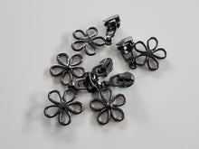 Load image into Gallery viewer, Daisy Zipper Pull - No.5