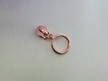 Load image into Gallery viewer, Small O Zipper Pull - No.5
