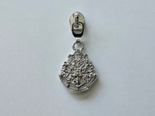 Load image into Gallery viewer, House Crest Zipper Pull - No.5