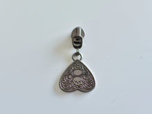 Load image into Gallery viewer, Celtic Skull Zipper Pull - No.5
