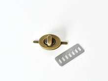 Load image into Gallery viewer, Oval Twist lock