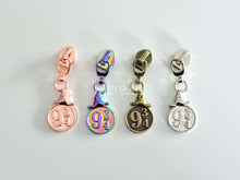 Load image into Gallery viewer, Hat Platform Zipper Pull - No.5