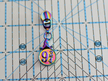 Load image into Gallery viewer, Hat Platform Zipper Pull - No.5