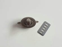 Load image into Gallery viewer, Oval Twist lock