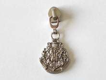 Load image into Gallery viewer, House Crest Zipper Pull - No.5
