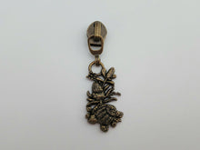 Load image into Gallery viewer, Aussie Flora Zipper Pull - No.5