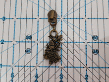 Load image into Gallery viewer, Aussie Flora Zipper Pull - No.5