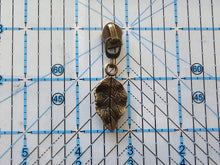 Load image into Gallery viewer, Leaf Zipper Pull - No.5
