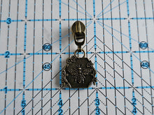 Load image into Gallery viewer, OBS Bee Floral Zipper Pull - No.5
